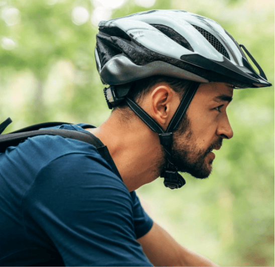Foto del profilo di un ciclista con casco