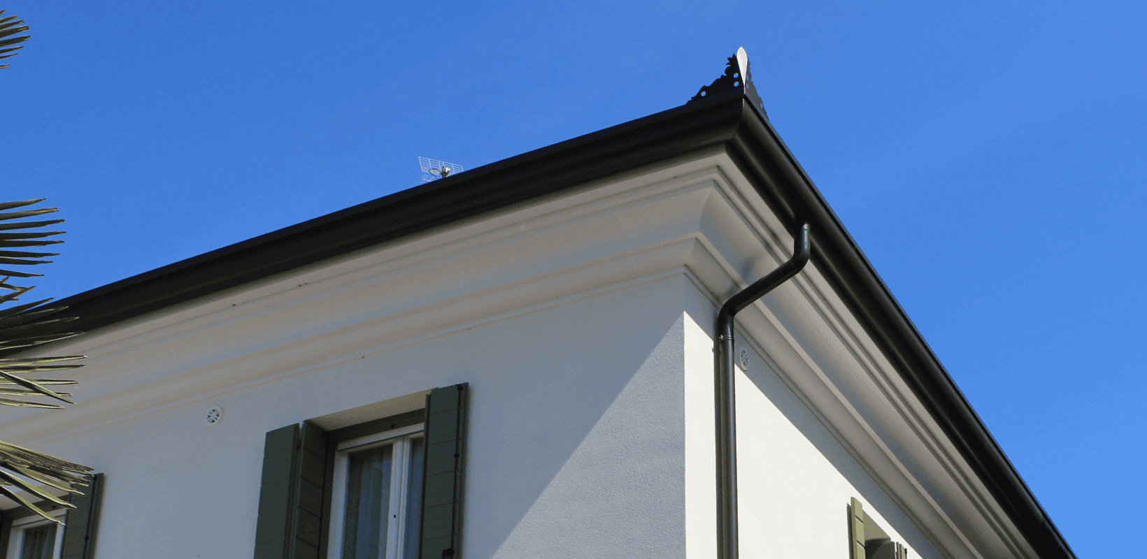 Foto di una cornice di grondaia su una casa